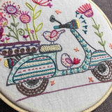 Kit de broderie sans tambour - Balade à scooter - Un Chat Dans l'Aiguille - Bleu Jolie Caen